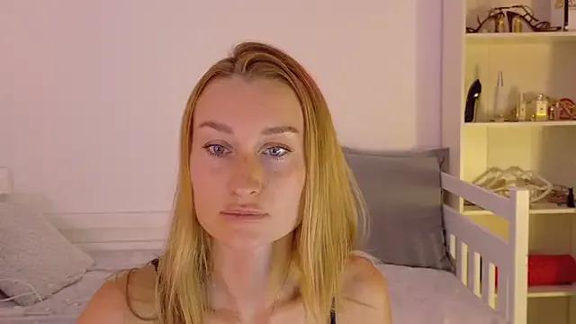 MysticRoxanne from StripChat is Freechat
