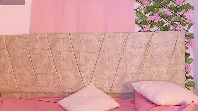 NaomiiVega from StripChat is Freechat