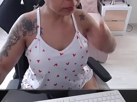 Natural_BIGASS_Nina from StripChat is Freechat