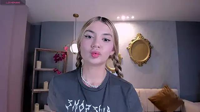 NiaHolland from StripChat is Freechat
