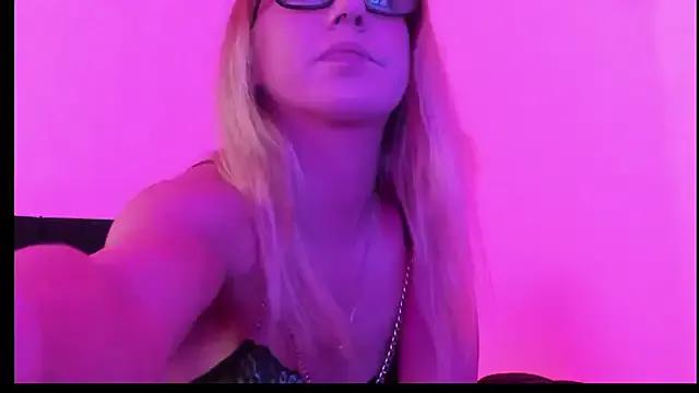 NicolleRosess from StripChat is Freechat