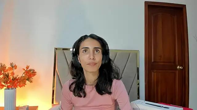 Nina_Cavaali from StripChat is Freechat