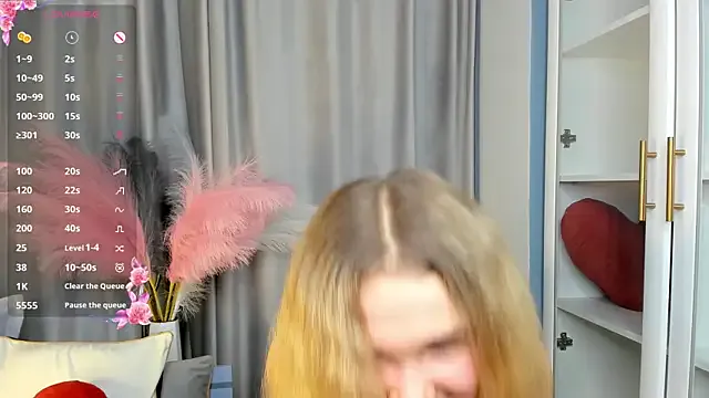 OdetteHarwick from StripChat