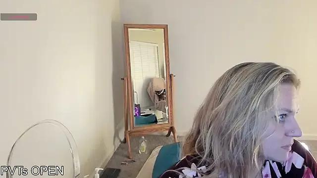 Peaches_N_Kreme from StripChat is Freechat