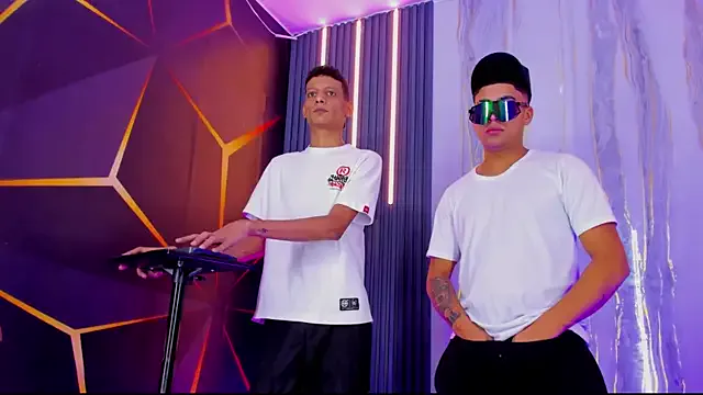 Play_boys_Hot2 from StripChat is Freechat