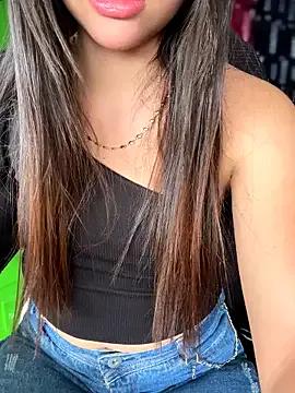 Queen__Love from StripChat is Freechat