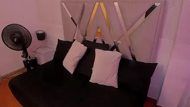 Queenjenn__ from StripChat