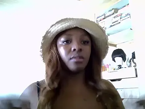 QuennNandi from StripChat is Freechat