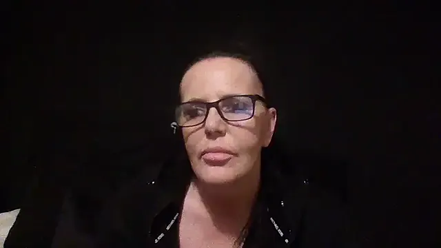 Raven_Blue_xox from StripChat is Freechat