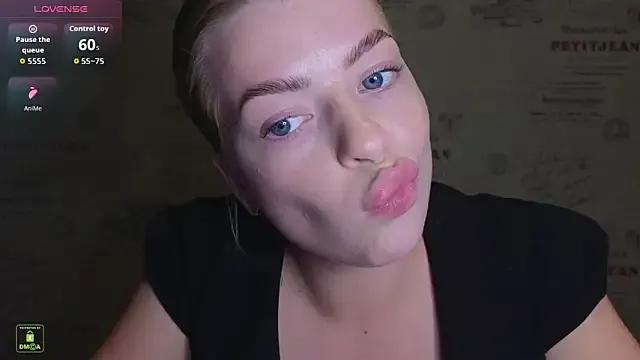 RinaBlondie from StripChat is Freechat