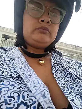 Roxiisecretary from StripChat is Freechat