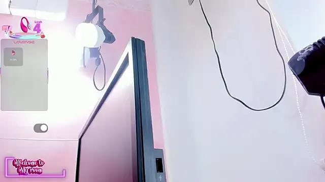 samantamilk6 from StripChat is Freechat