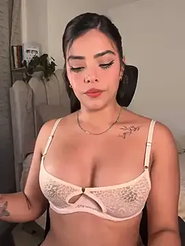 Sara-Evans on StripChat 