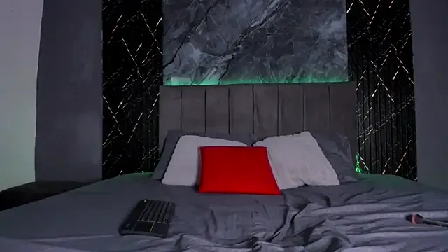 Saraa_Evaans from StripChat is Freechat