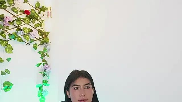 SaraBow from StripChat