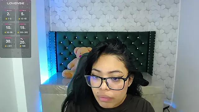 Sarah_evansm from StripChat is Freechat