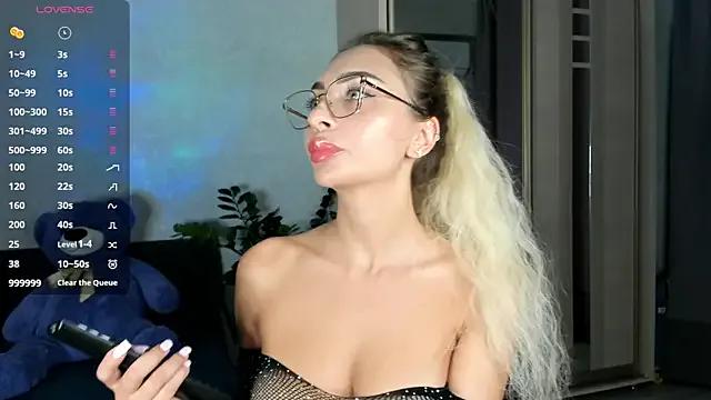 SaraShine_ from StripChat is Freechat