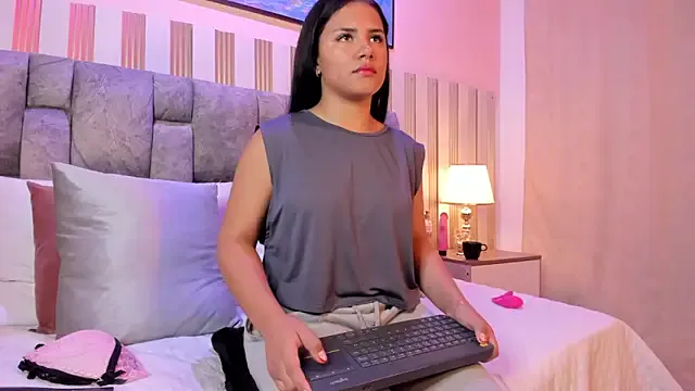 Scarlett__lace from StripChat is Freechat