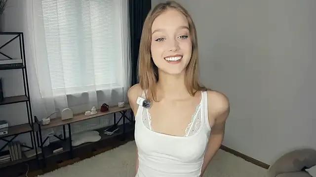 SerrenaAa from StripChat is Freechat