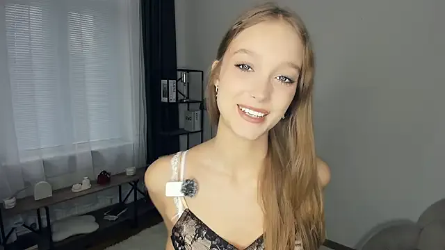 SerrenaAa from StripChat is Freechat