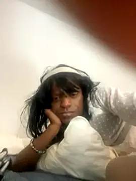 sexyhollytrannny from StripChat is Freechat