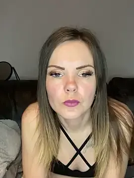 SexyLoLoUK from StripChat is Freechat