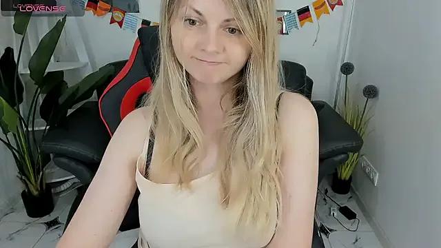 SmilingEmily_ from StripChat is Freechat