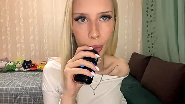 SwitchedFiver from StripChat is Freechat