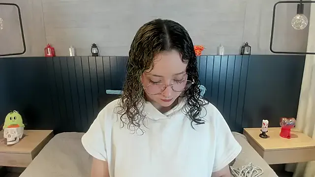 tara_black from StripChat is Freechat