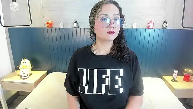 tara_black from StripChat is Freechat