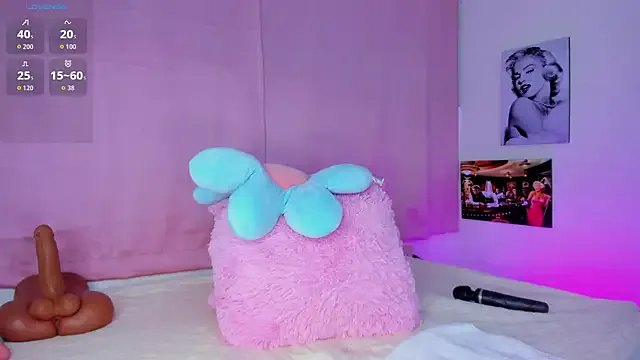 tellmebri from StripChat is Freechat