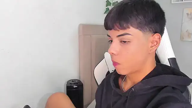 Thomas_wil from StripChat is Freechat