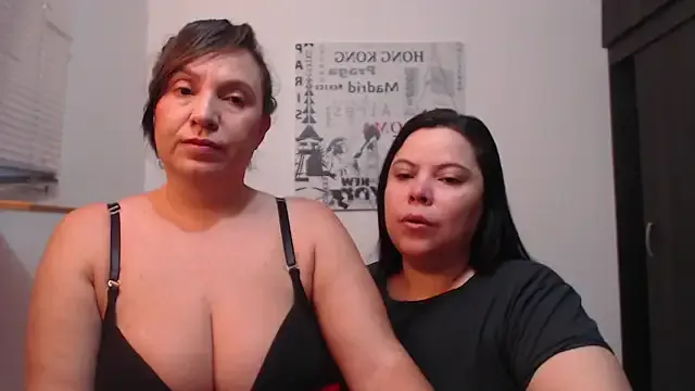 Tinna_Sarah from StripChat is Freechat