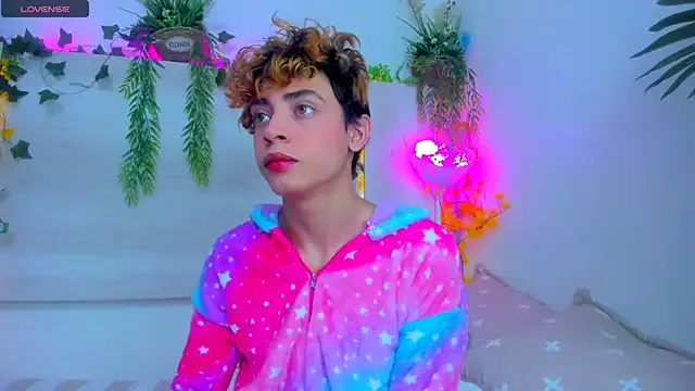 Twinkk_Guy from StripChat is Freechat