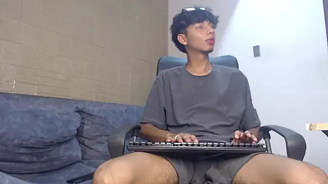 tyler_wolf1_ from StripChat is Freechat