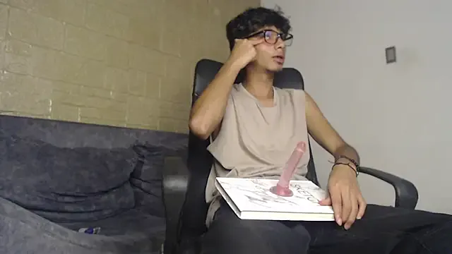 tyler_wolf1_ from StripChat is Freechat