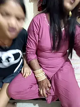 Unique_MomandDaughterrs from StripChat is Freechat