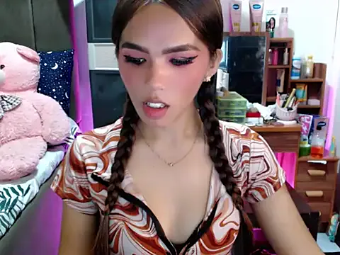 urswtasian_chesca from StripChat is Freechat