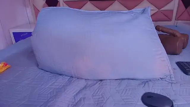 valecastro_ from StripChat is Freechat
