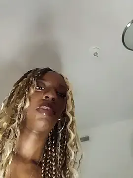 Vanessa0wnesHim from StripChat is Freechat