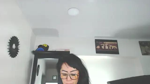 Vicky_hotmilf from StripChat is Freechat