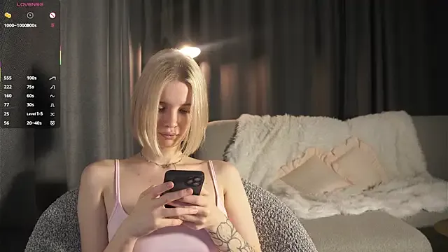 VivianKings from StripChat is Freechat
