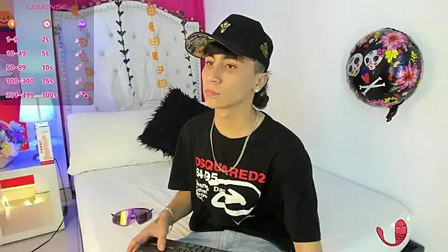 XaanderGrey from StripChat is Freechat
