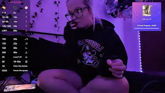 xxNaughtyNicolexx from StripChat is Freechat