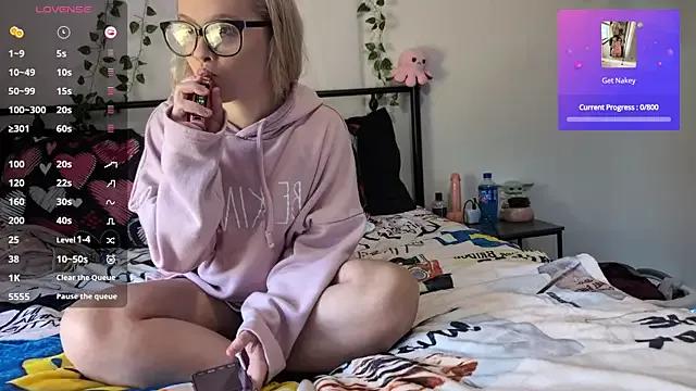 xxNaughtyNicolexx from StripChat is Freechat