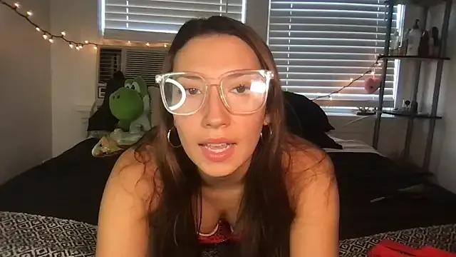 yoursweetestlilly from StripChat is Freechat