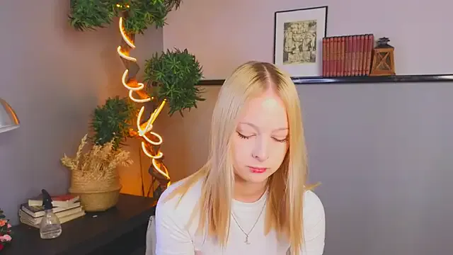 YungLyssy from StripChat is Freechat