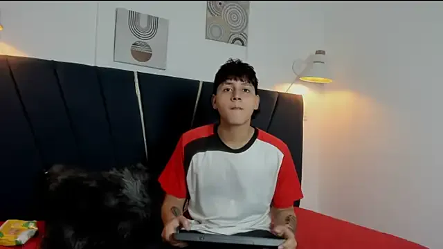 zeusapollofuck from StripChat is Freechat