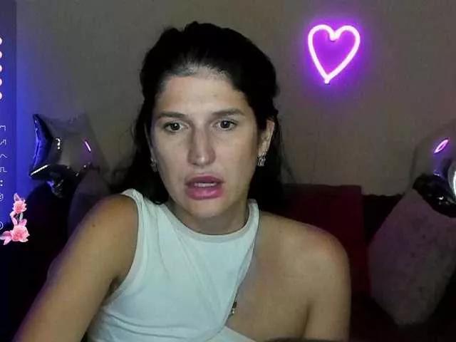 AliannaSoloKisses from BongaCams