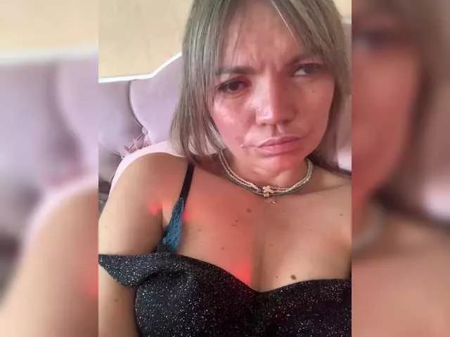Ella-Pearlie from BongaCams